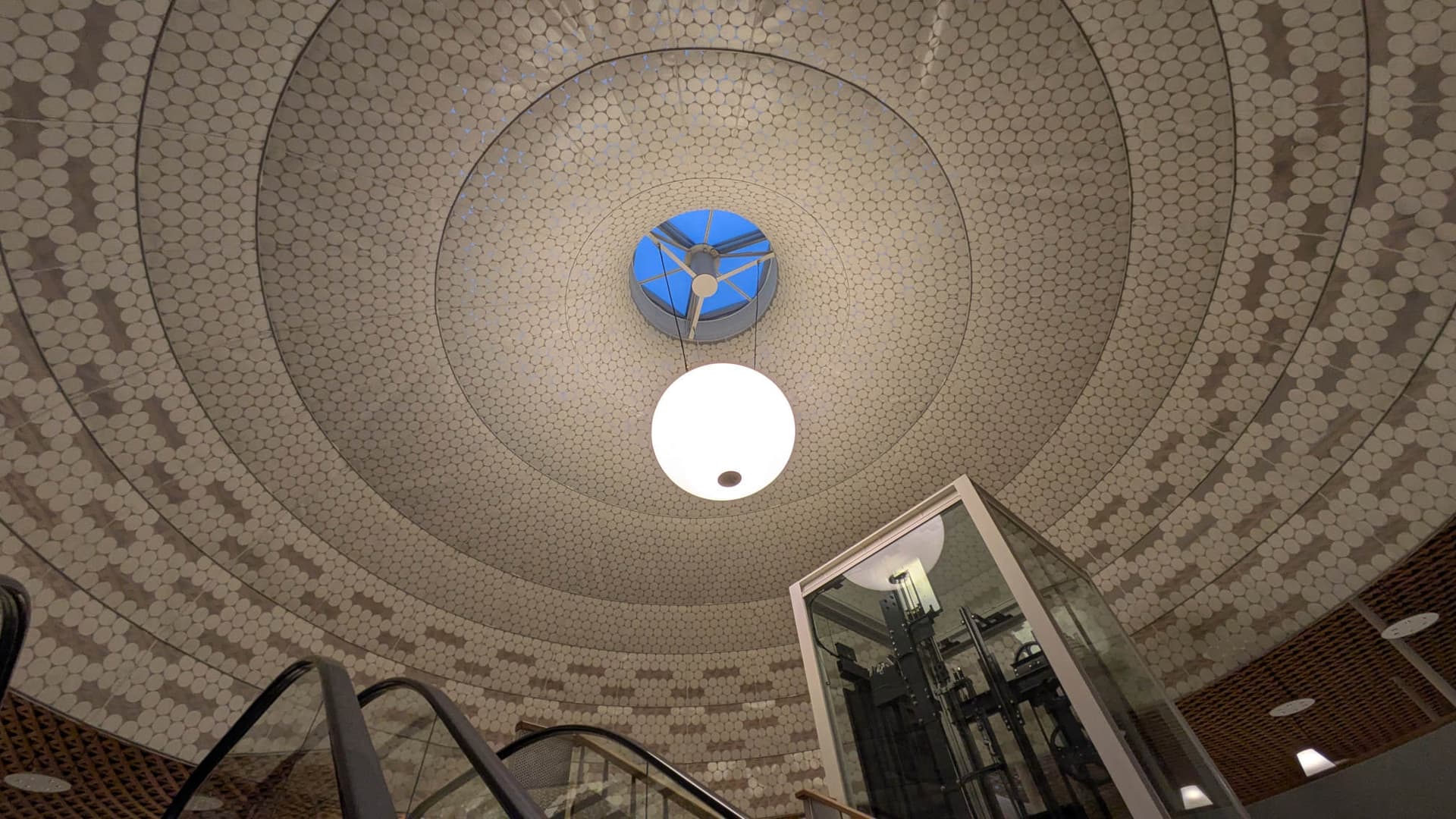 Plafond architectural du Gifu Media Cosmos