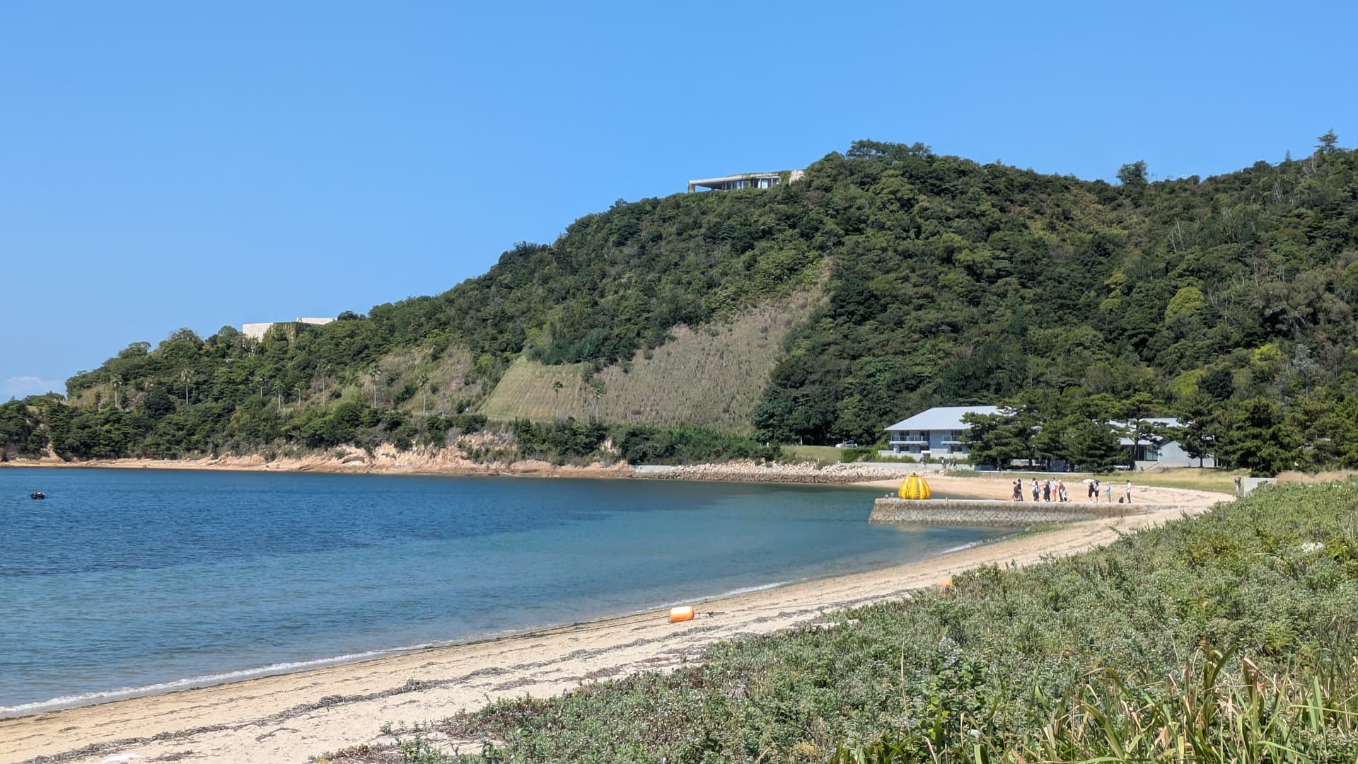 La plage de Gotanji avec la citrouille jaune de Kusama au loin