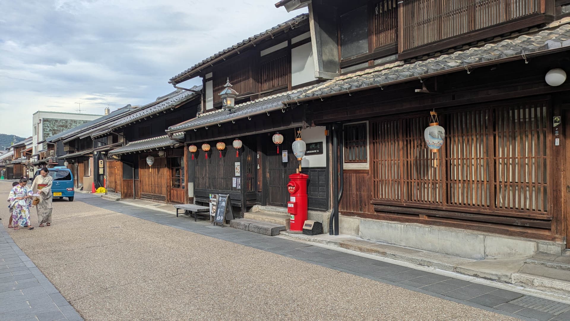 Façade du café Kawaharachoya dans le quartier historique