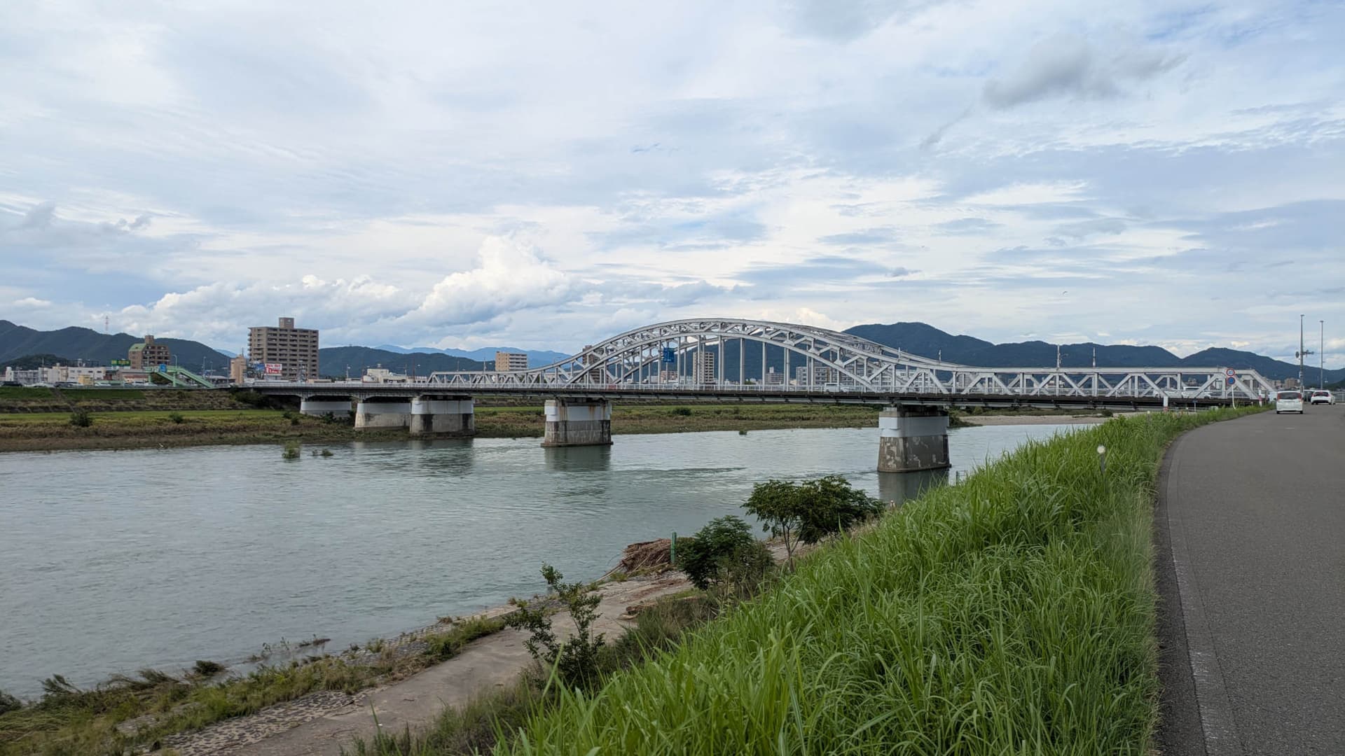 Vue réelle du pont Chusetsu à Gifu