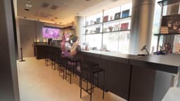 Kamiina Botan, Yoeru Sugata wa Yuri no Hana, EP 10 · 13:05 : Yamaha Sound Crossing Shibuya (lieu réel)