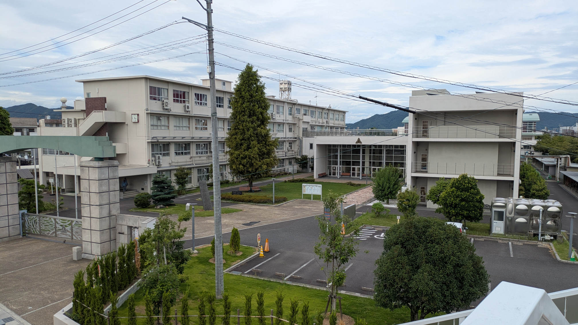Façade du lycée Gifu Nord dans la réalité