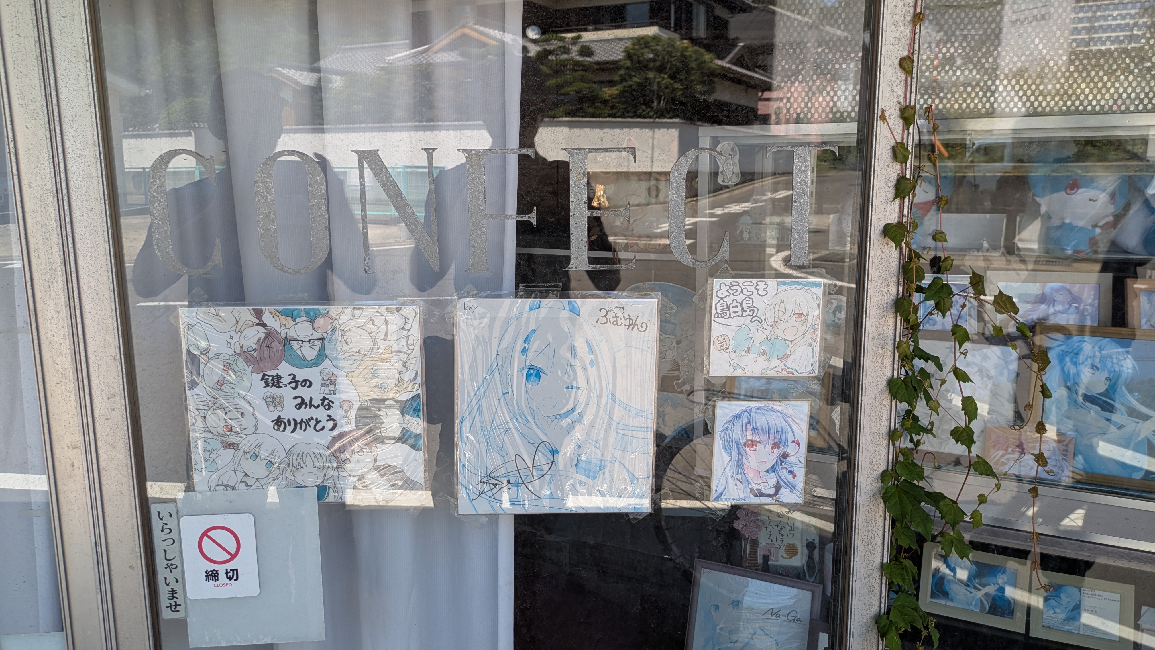 La vitrine d'Iwata Confect avec ses affiches Summer Pockets décolorées