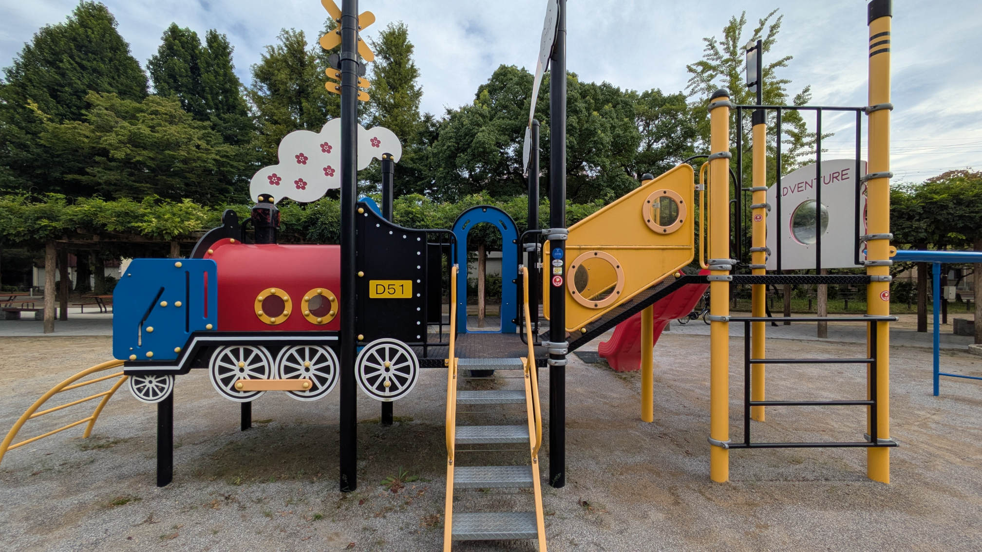Structure de jeu pour enfants au parc Bairin