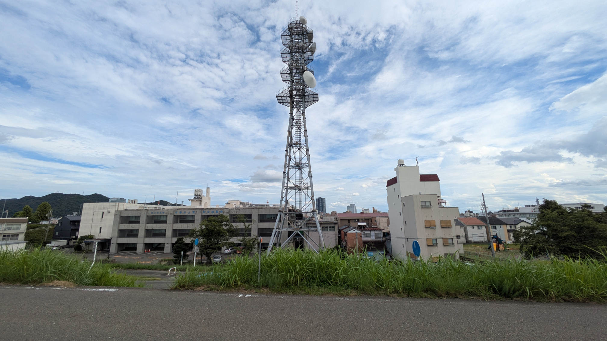 Bords de la rivière Nagara près des bureaux MLIT Kiso dans la réalité