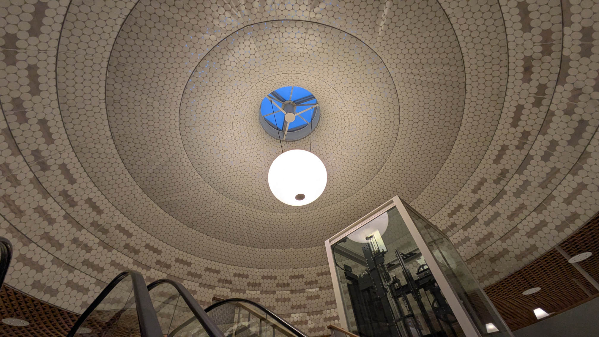 Plafond architectural du Gifu Media Cosmos