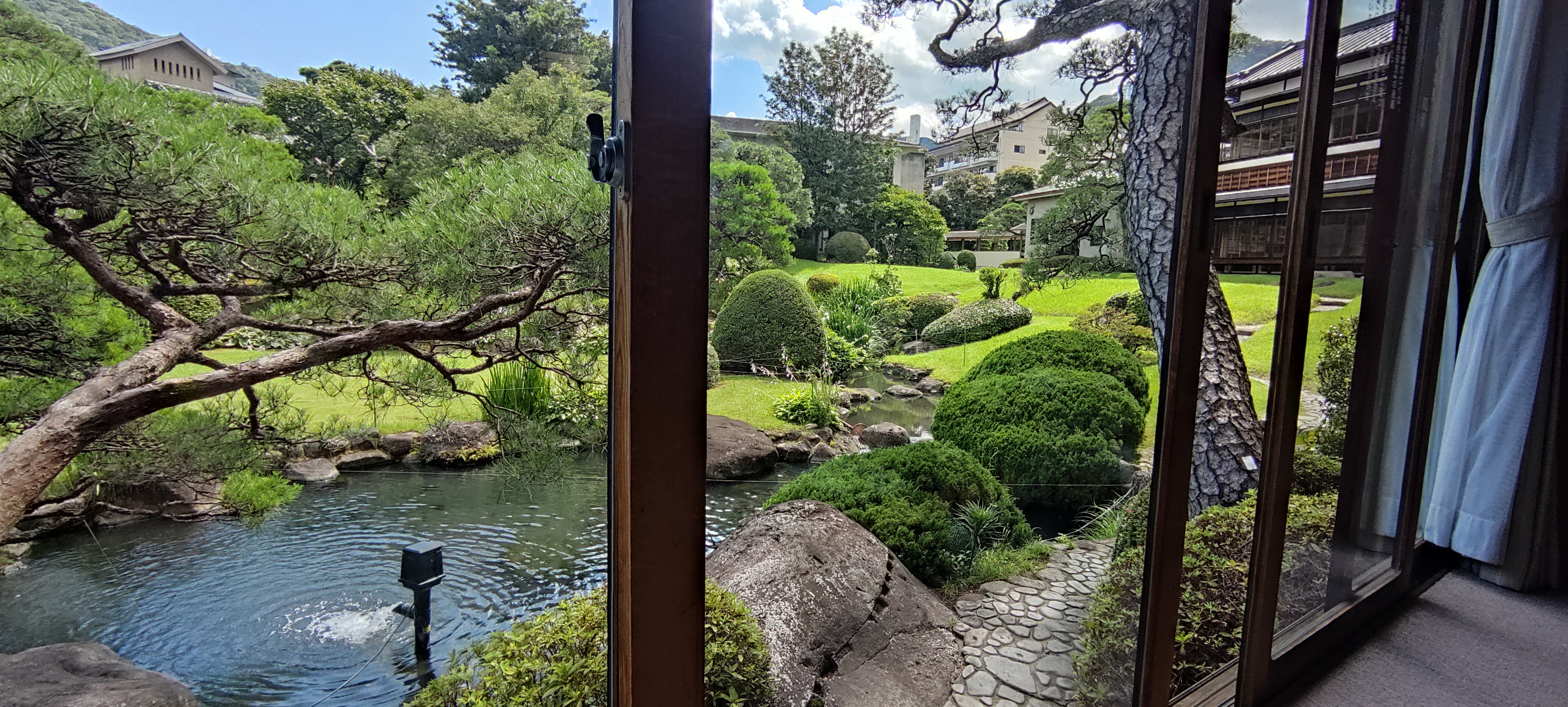 Vue depuis un salon de la villa Kiunkaku d'Atami