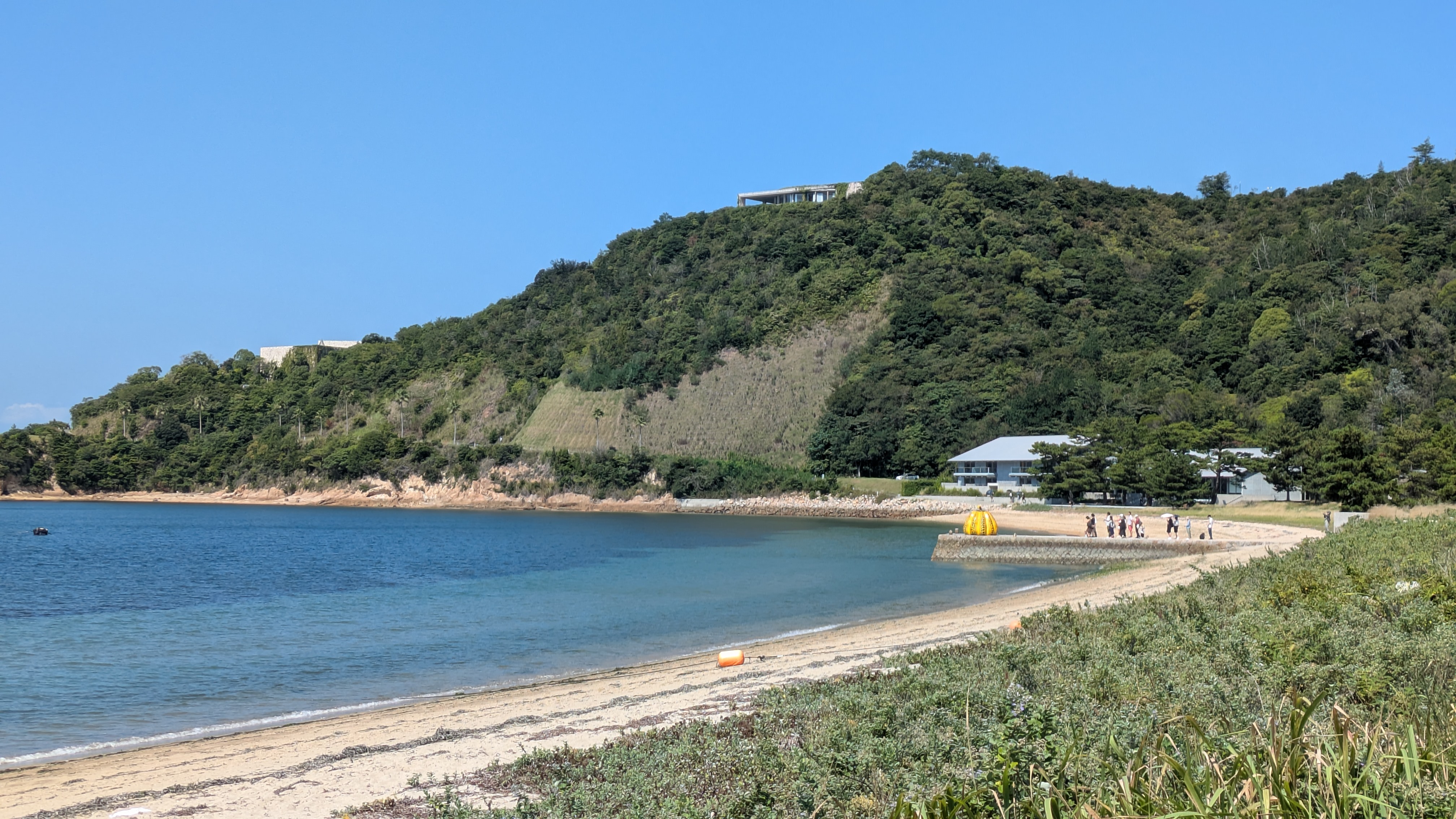 La plage de Gotanji avec la citrouille jaune de Kusama au loin