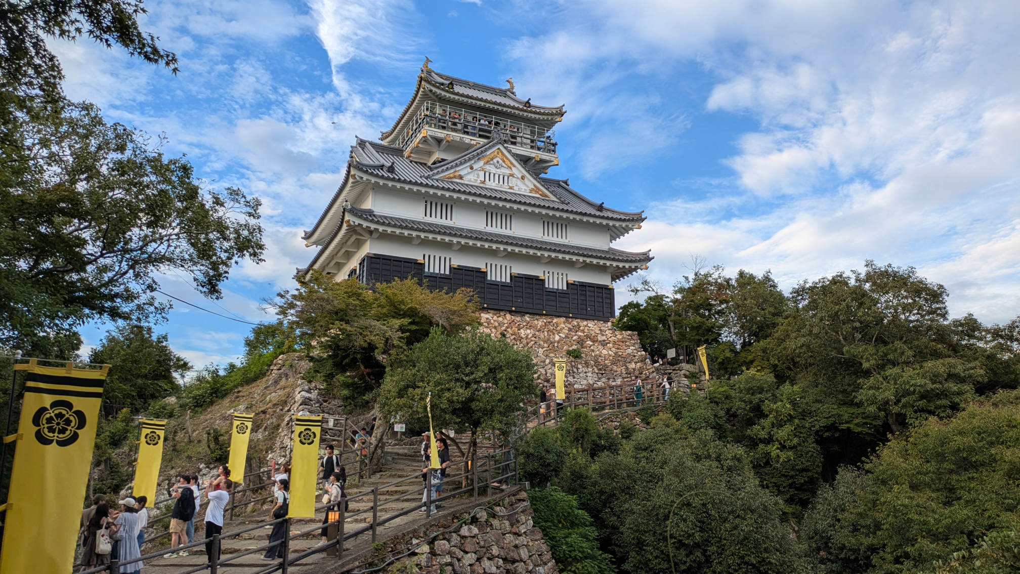 Le château de Gifu au sommet de la montagne
