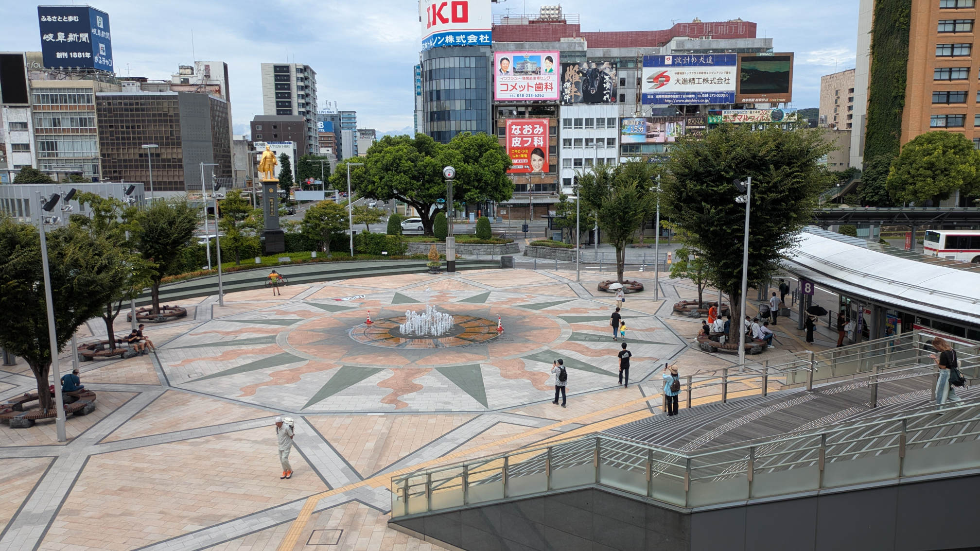 Place de la gare de Gifu dans la réalité