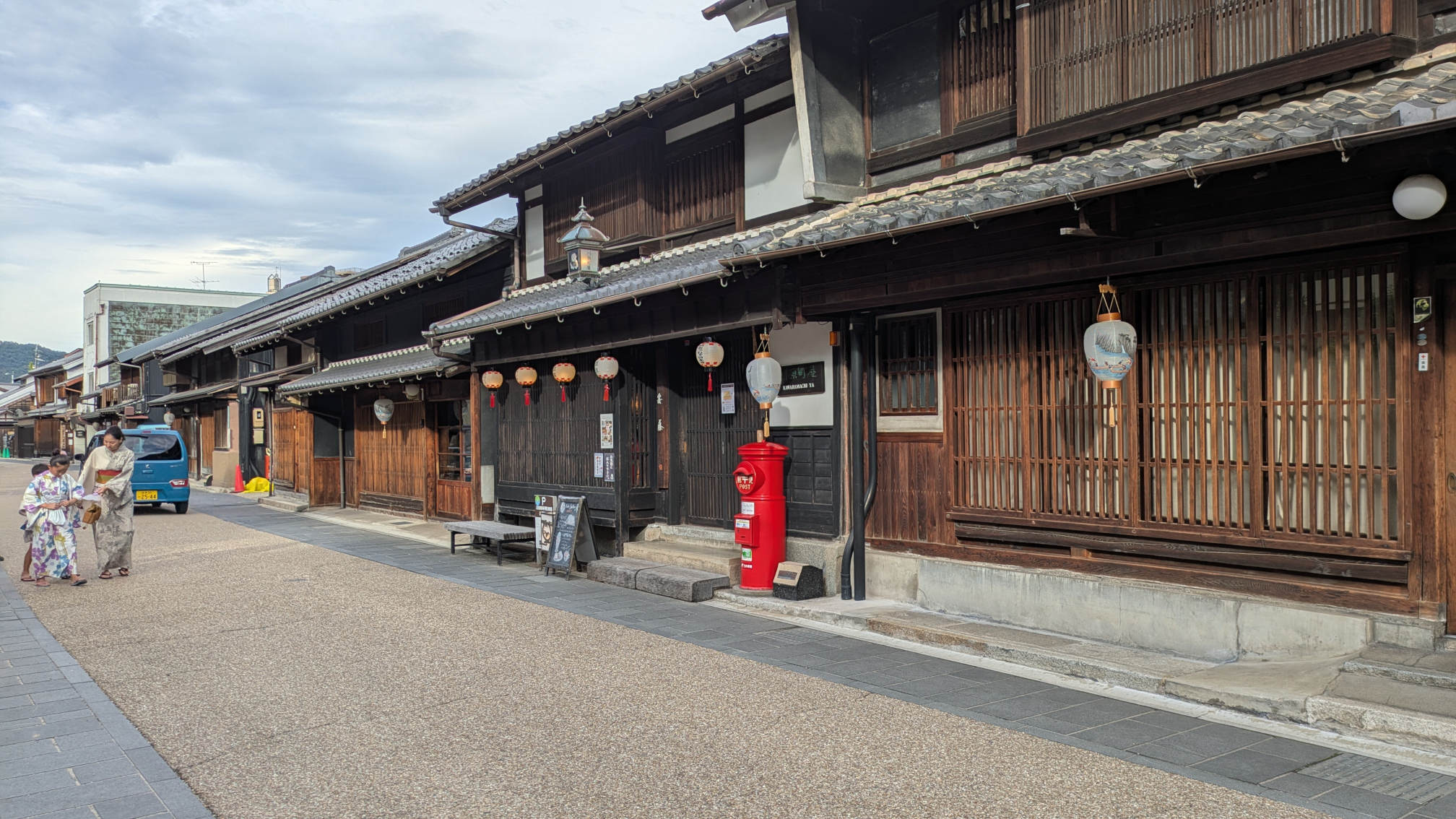 Façade du café Kawaharachoya dans le quartier historique